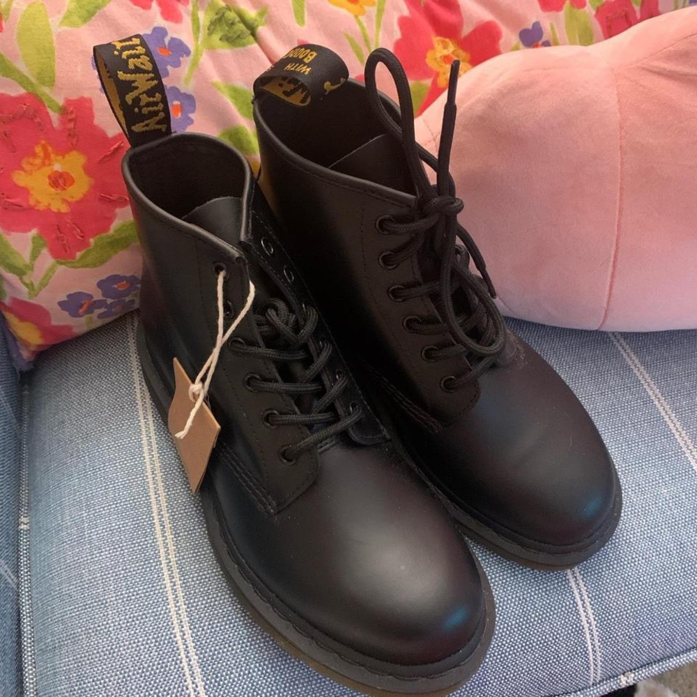 BNWT black doc martens 🖤
